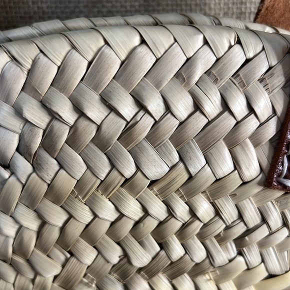 French Baskets: 🧺 Round Woven Straw Tote Bag with Brown Leather Straps: NWOT - Picture 6 of 6